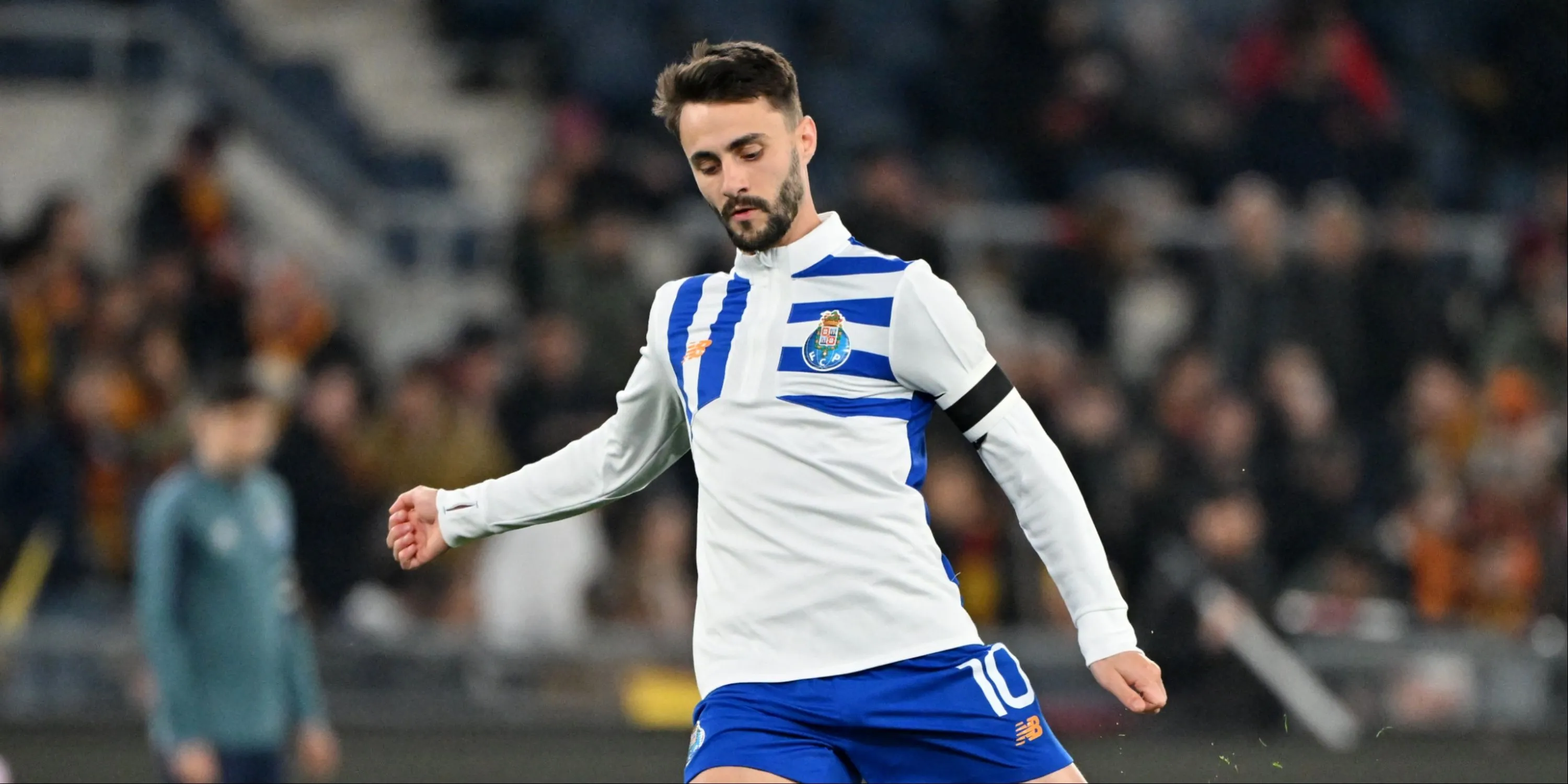 Fabio Vieira thi đấu cho Porto, nơi anh phát triển mạnh mẽ và thu hút sự chú ý của các câu lạc bộ lớn