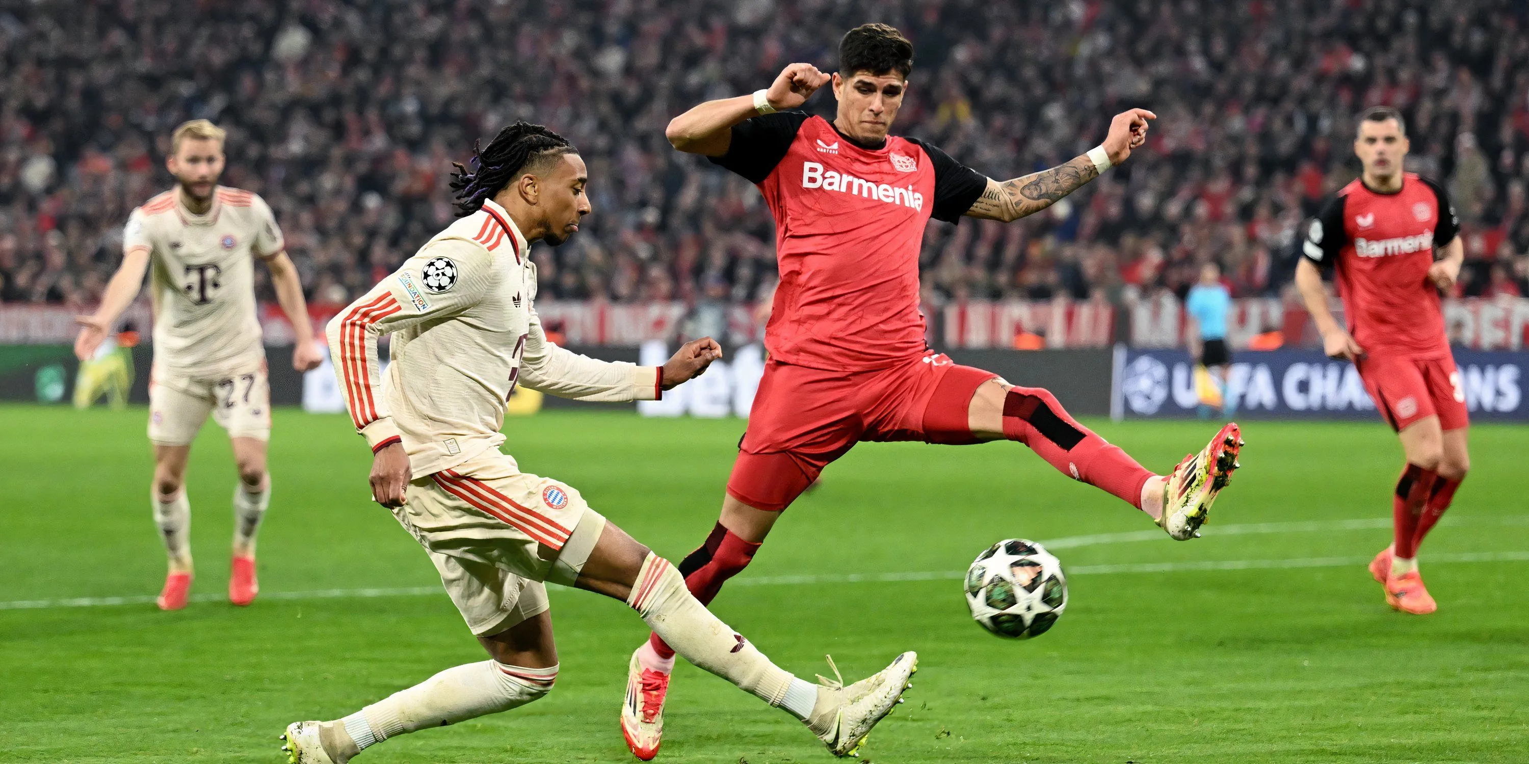 Hậu vệ Piero Hincapié trong màu áo Bayer Leverkusen