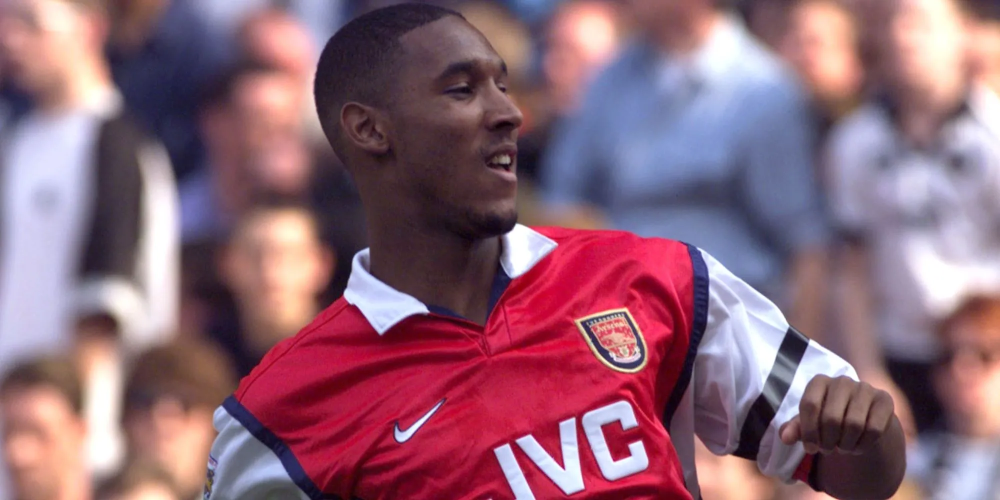 Nicolas Anelka ăn mừng bàn thắng trong màu áo Arsenal.