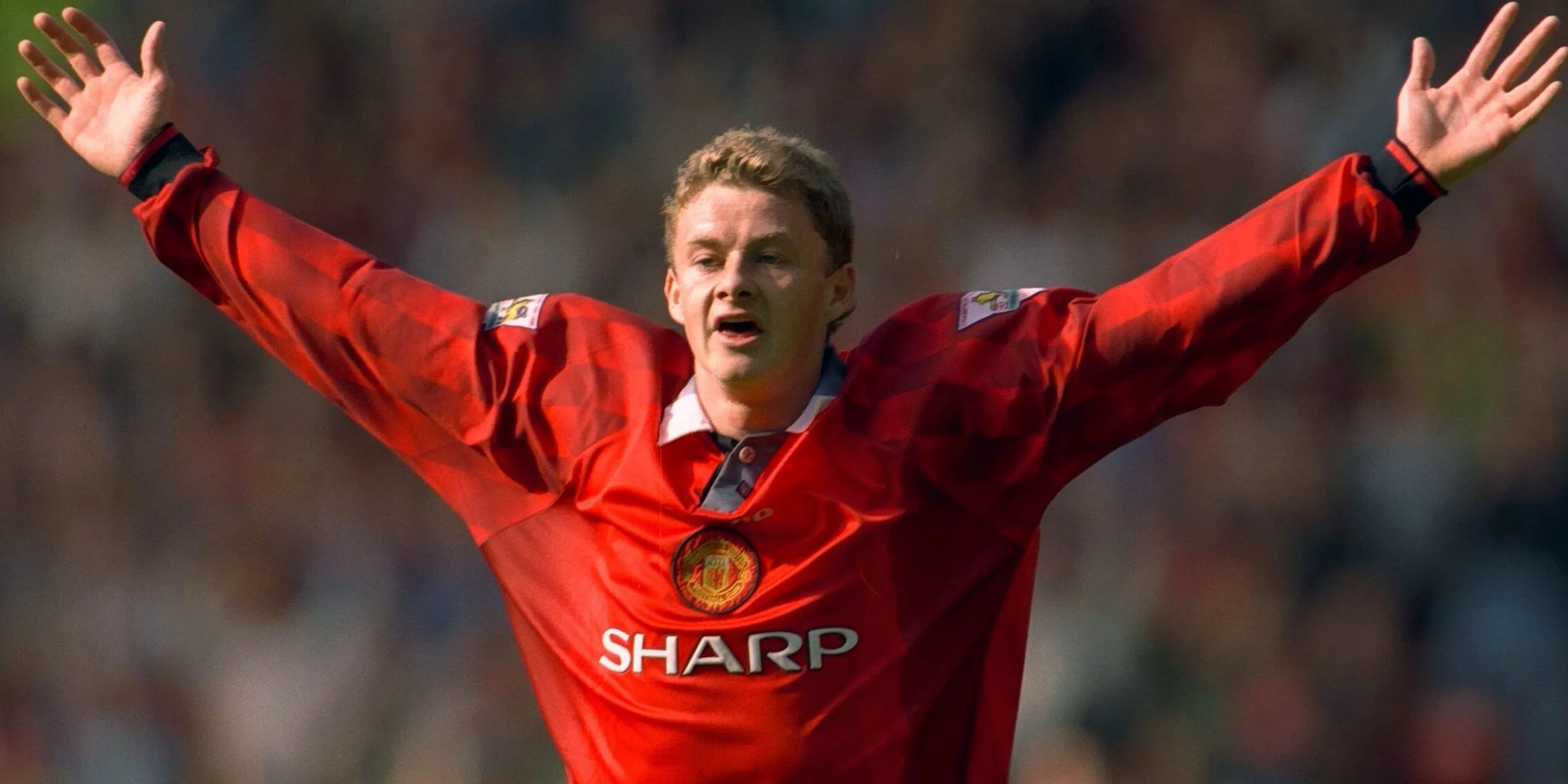 Ole Gunnar Solskjaer ăn mừng trong màu áo Manchester United.
