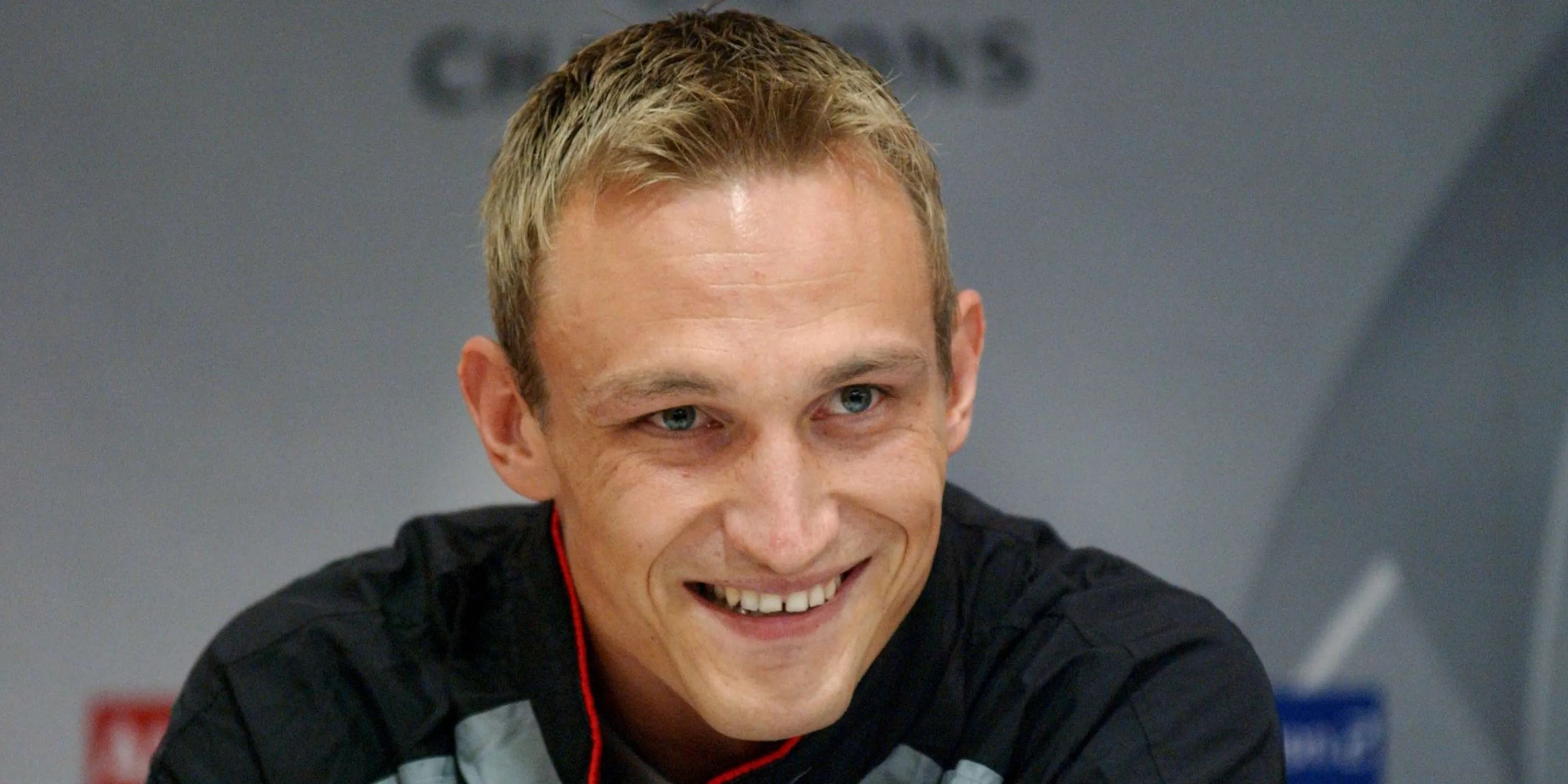 Sami Hyypia tại một buổi họp báo của Liverpool.