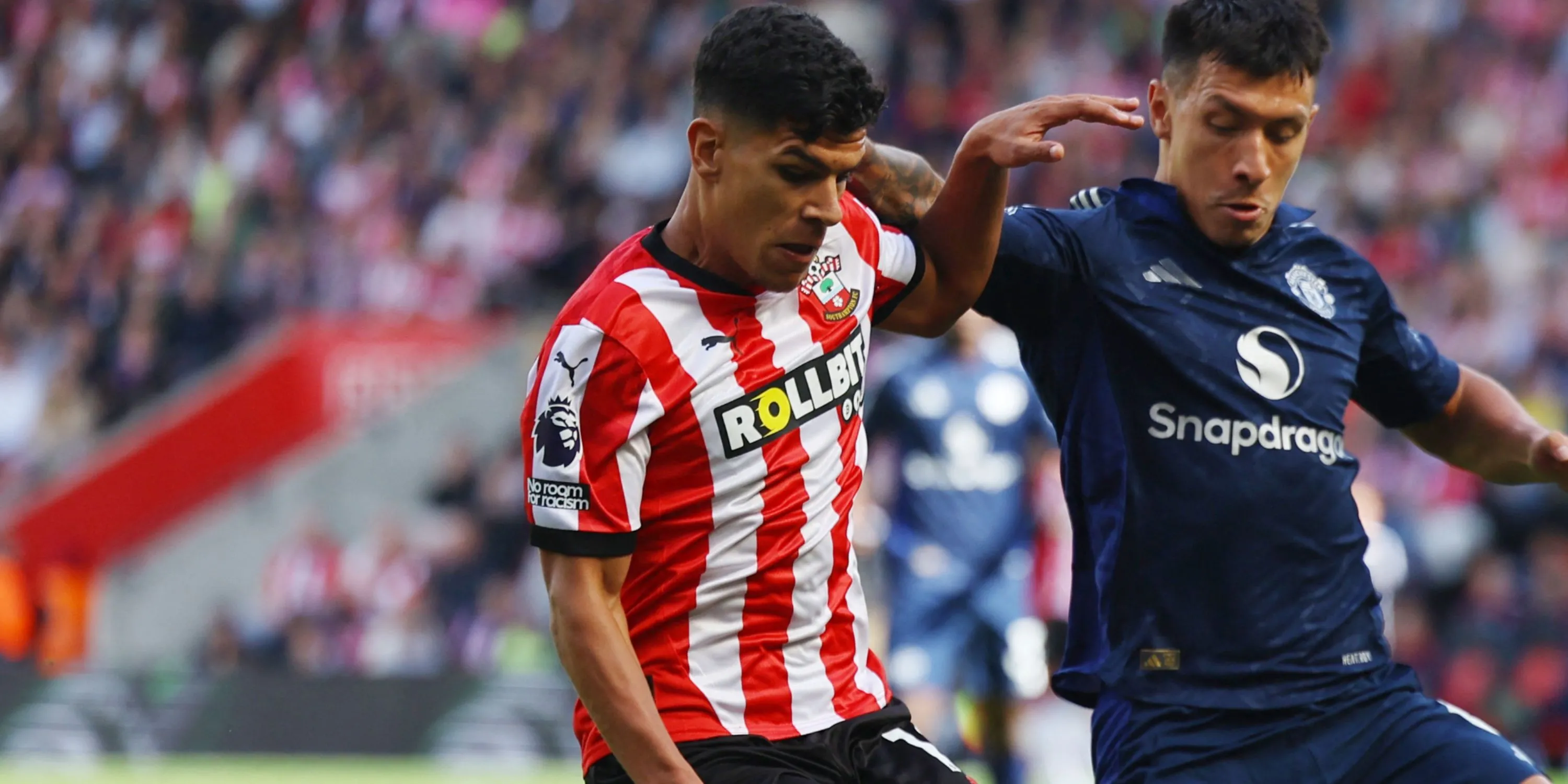 Tiền vệ Mateus Fernandes của Southampton trong trận đấu với Manchester United