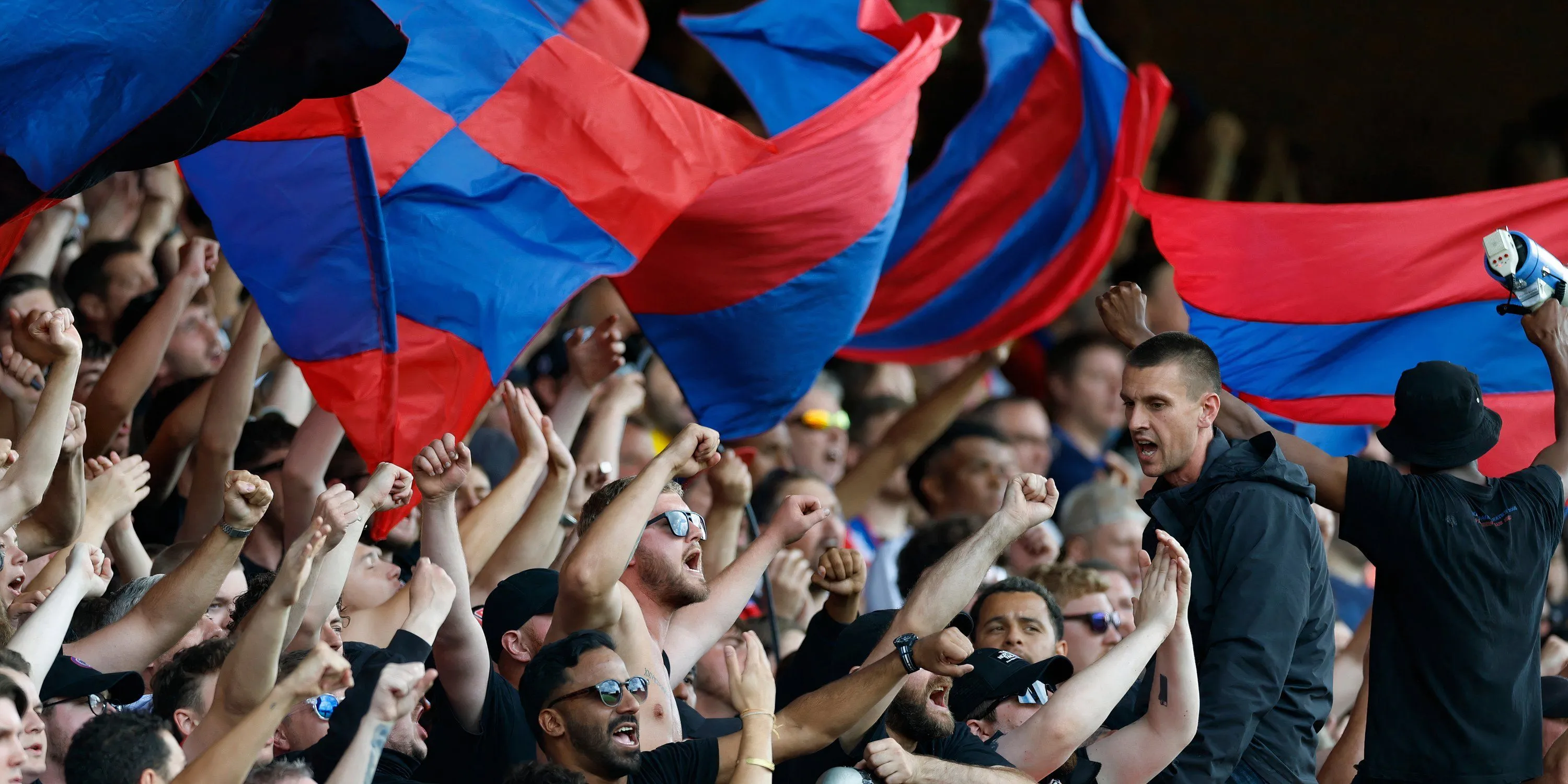 Cờ phạt góc hình chữ nhật theo quy định của UEFA tại đấu trường châu Âu