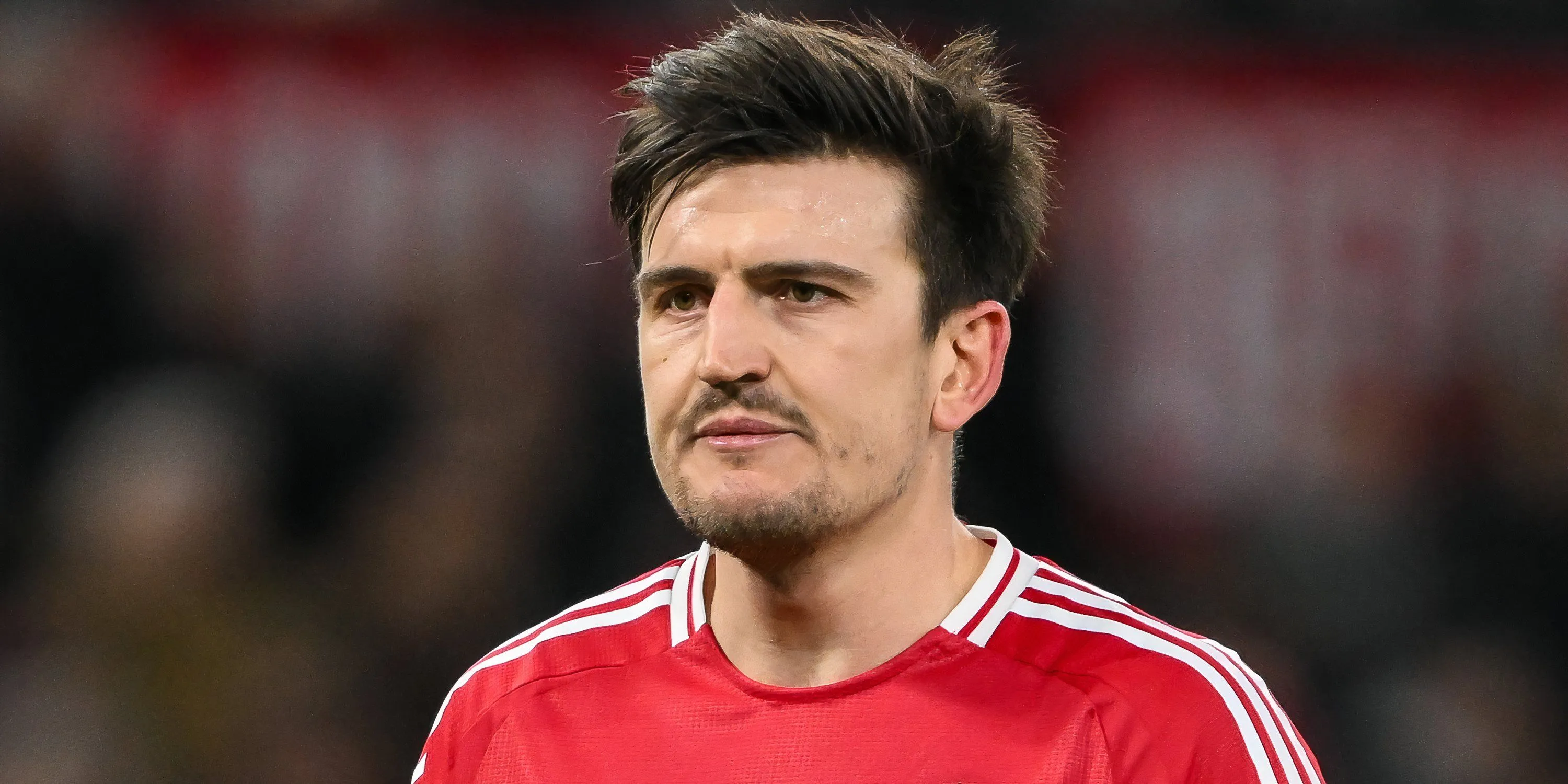 Harry Maguire trong một pha bóng phòng ngự cho Manchester United