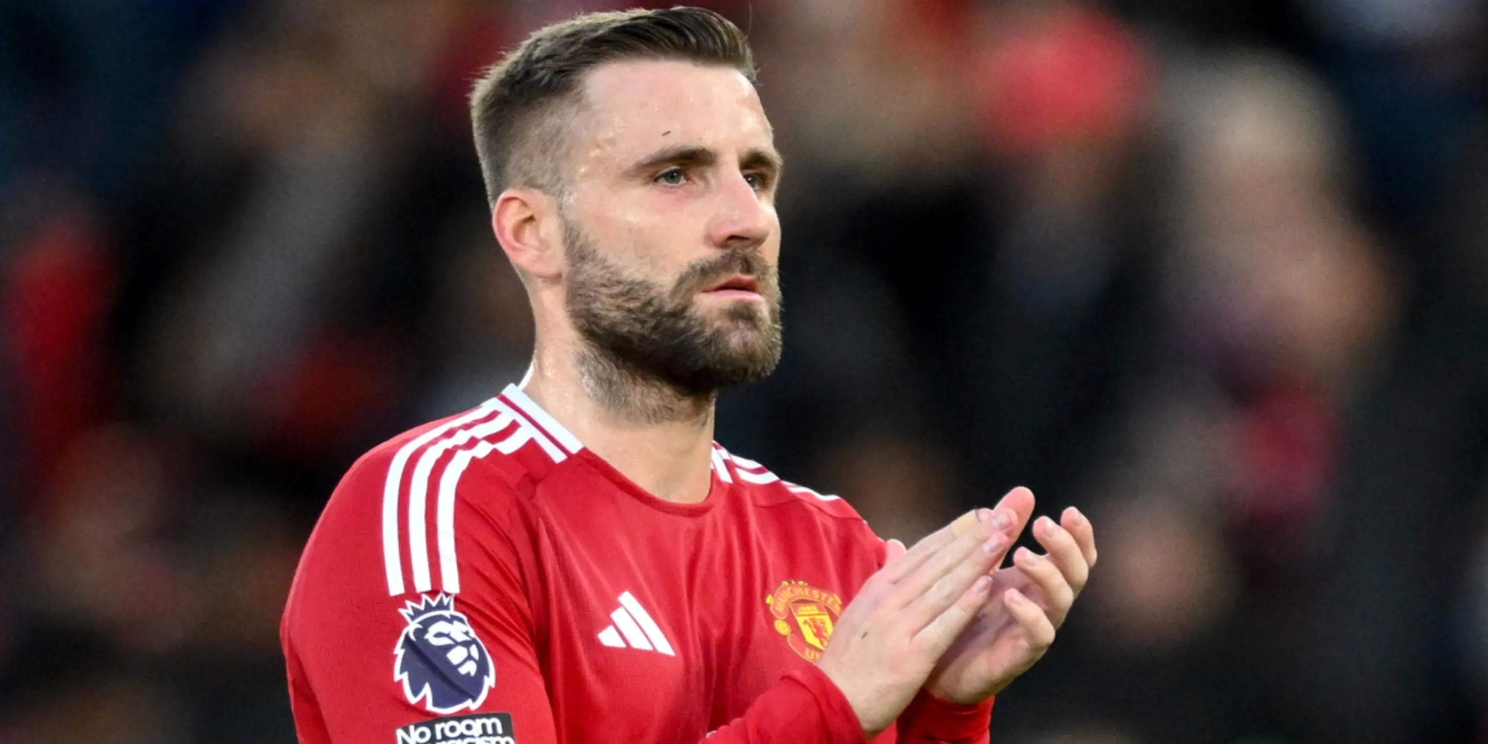 Hậu vệ Luke Shaw của Manchester United trong một trận đấu tại Premier League, đối mặt với nguy cơ rời đội
