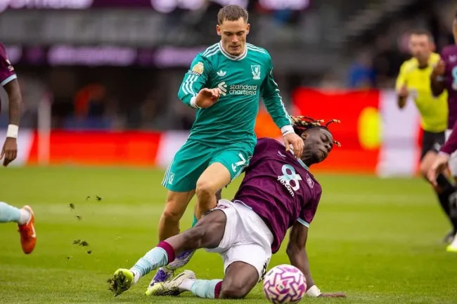 HLV Arne Slot và những điều chỉnh trên băng ghế kỹ thuật khiến chiến thuật chưa ăn khớp.