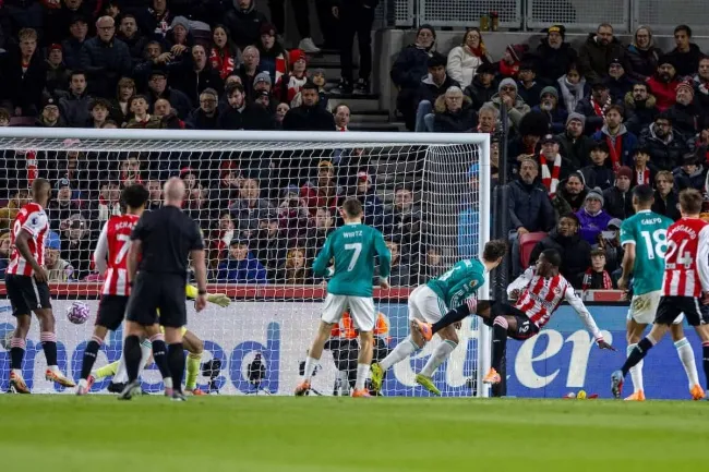 Liverpool bị khai thác từ các pha bóng cố định và thiếu sự bọc lót ở vòng cấm.