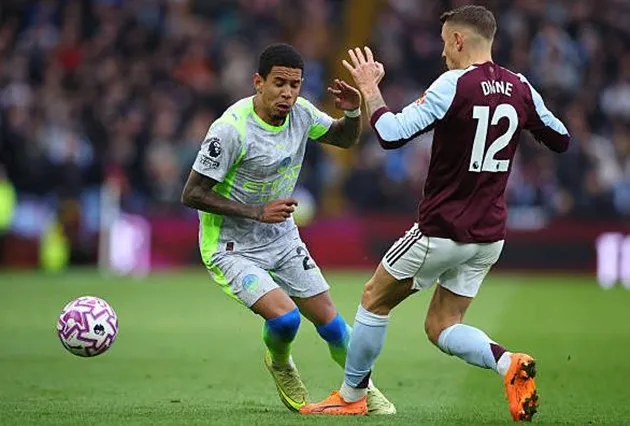 Savinho thi đấu nhạt nhòa tại Villa Park, cần nỗ lực để giữ suất đá chính ở Manchester City.