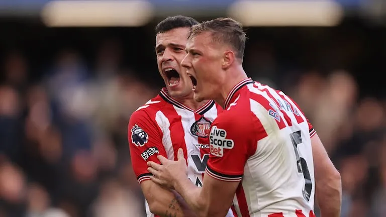 Tân binh Sunderland ăn mừng bàn thắng muộn giúp đội bóng giành chiến thắng ngay tại Stamford Bridge, minh chứng cho bản lĩnh và kỷ luật chiến thuật.