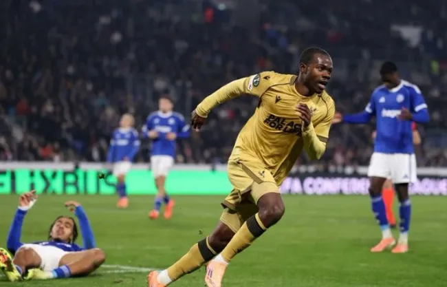 Mitchell mở tỷ số trận đấu.